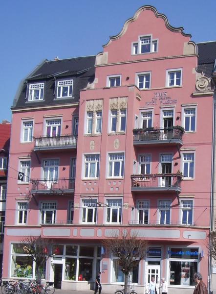 fassade_haus_zur_grossen_roten_flasche.jpg